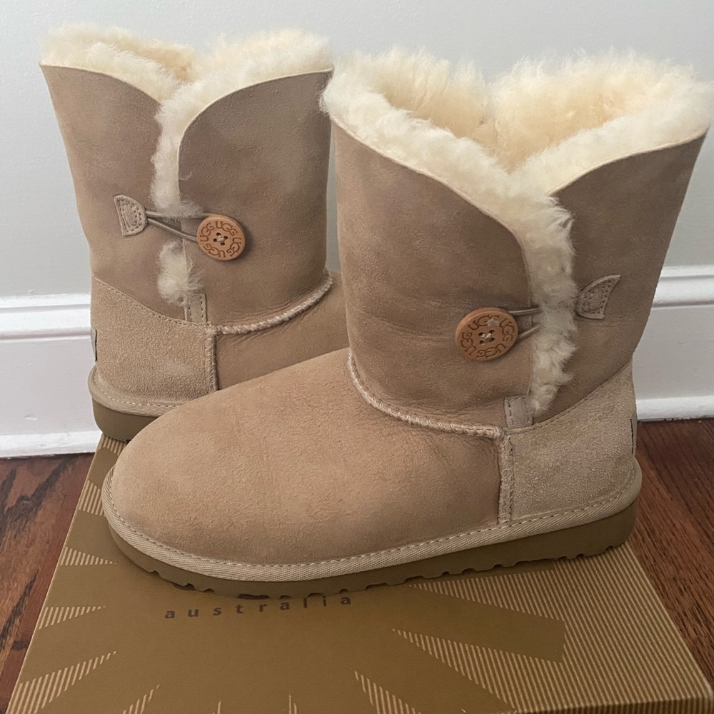 UGG K Bailey Button Sand Kids Size 4